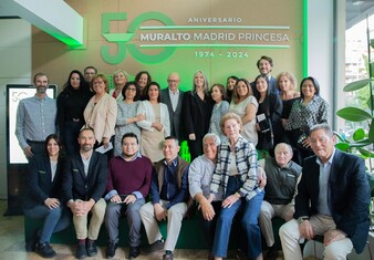 un grupo de personas posando para una foto